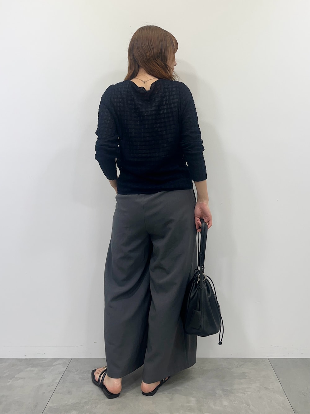 ブラック系のサンダル、ブルー系のカーディガン/ボレロ、グレー系のその他パンツを着用したレディースの夏コーディネートの3枚目の写真