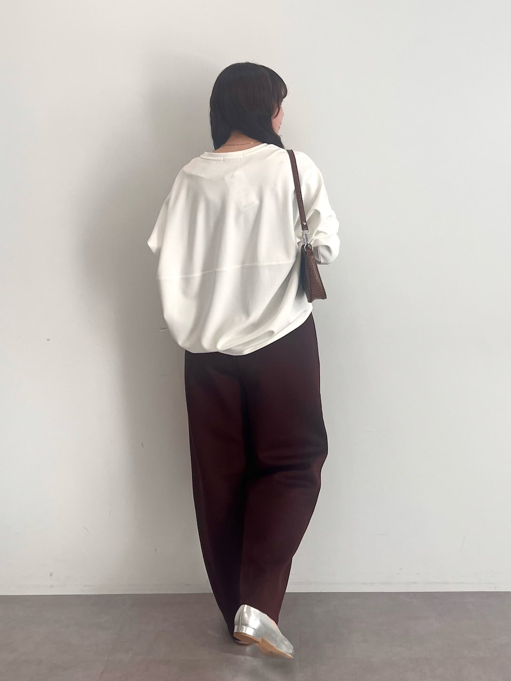 グレー系のスウェット、ブラウン系のその他パンツを着用したレディースの冬コーディネートの3枚目の写真