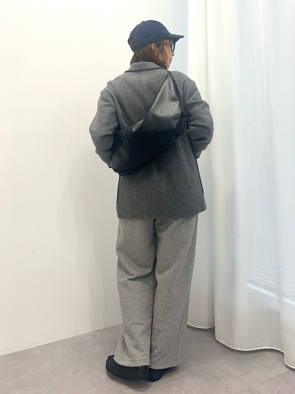 ブラック系のローファー、グレー系のスウェットパンツ、ホワイト系のTシャツ/カットソーを着用したレディースの秋コーディネートの3枚目の写真