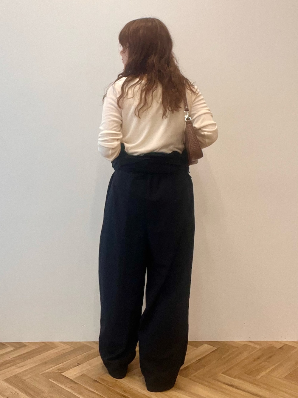 ブラック系のつなぎ/オールインワン、ホワイト系のTシャツ/カットソーを着用したレディースの秋コーディネートの2枚目の写真