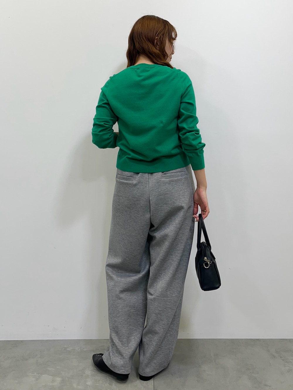 グレー系のその他パンツ、ブラック系のパンプスを着用したレディースの秋コーディネートの4枚目の写真