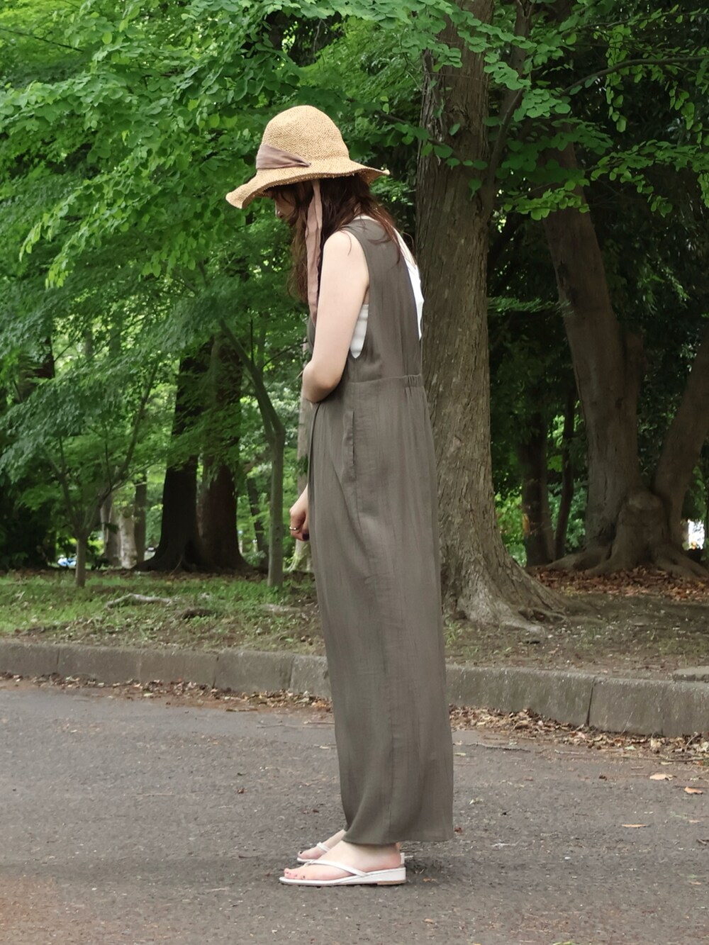 ホワイト系のタンクトップ、グリーン系のつなぎ/オールインワンを着用したレディースの夏コーディネートの2枚目の写真