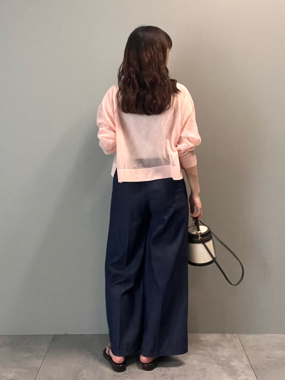 その他のカーディガン/ボレロ、ブルー系のデニムパンツを着用したレディースの春コーディネートの2枚目の写真