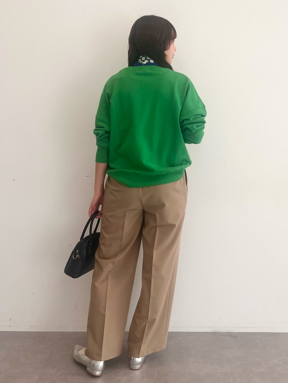 ベージュ系のその他パンツ、グリーン系のスウェット、ブルー系のバンダナ/スカーフを着用したレディースの冬コーディネートの3枚目の写真