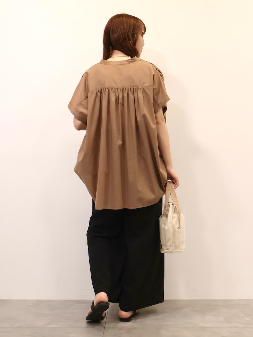 ブラウン系のシャツ/ブラウス、ベージュ系のトートバッグ、ブラック系のサンダルを着用したレディースの夏コーディネートの3枚目の写真