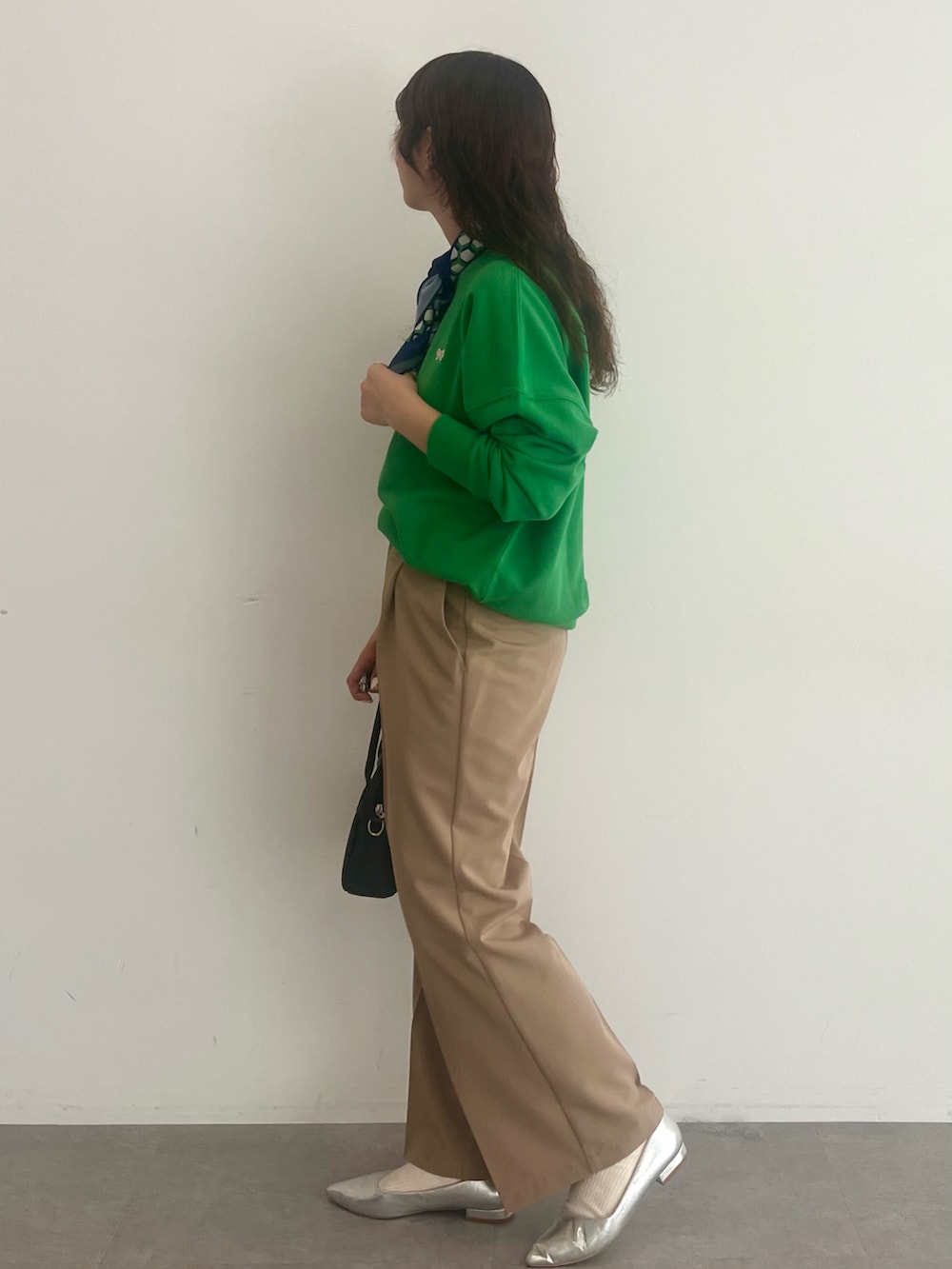 ベージュ系のその他パンツ、グリーン系のスウェット、ブルー系のバンダナ/スカーフを着用したレディースの冬コーディネートの2枚目の写真