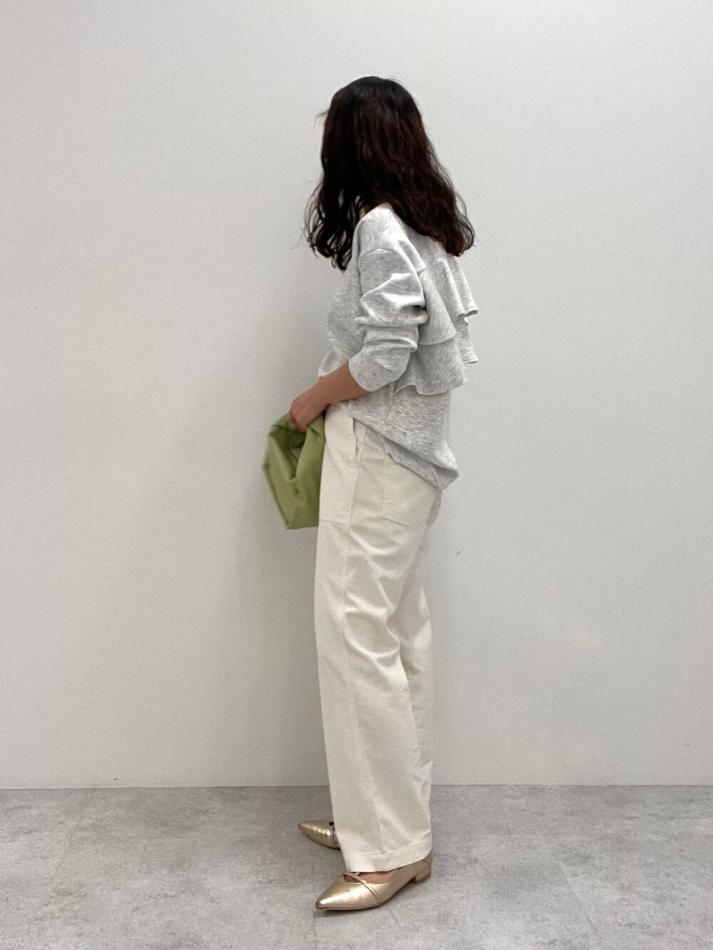 ベージュ系のスウェット、ホワイト系のその他パンツを着用したレディースの冬コーディネートの2枚目の写真