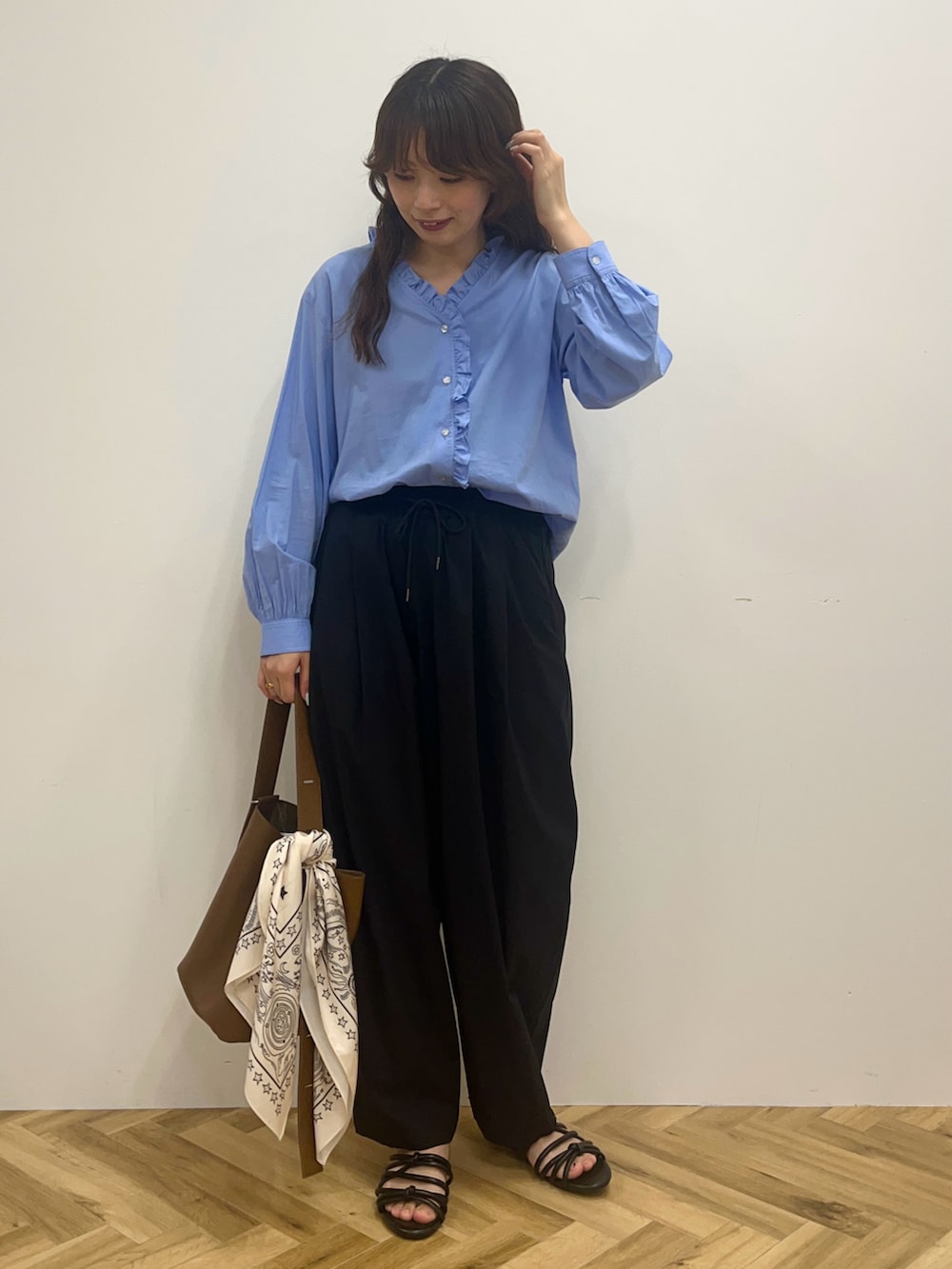 ブルー系のシャツ/ブラウス、ブラック系のその他パンツ、ブラウン系のショルダーバッグを着用したレディースの冬コーディネートの3枚目の写真