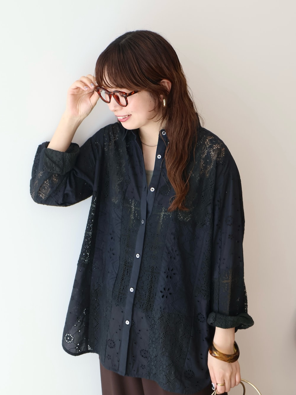 ブラウン系のその他パンツ、ブラック系のシャツ/ブラウスを着用したレディースの冬コーディネートの5枚目の写真