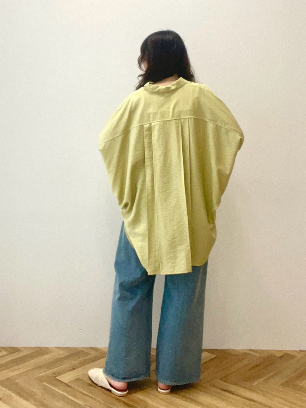 ブルー系のデニムパンツ、グリーン系のシャツ/ブラウスを着用したレディースの夏コーディネートの3枚目の写真