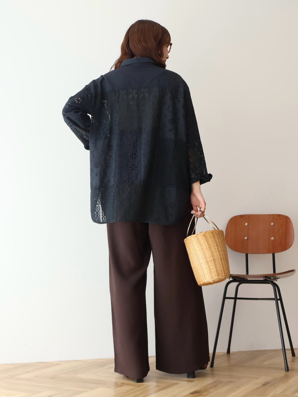 ブラウン系のその他パンツ、ブラック系のシャツ/ブラウスを着用したレディースの冬コーディネートの4枚目の写真