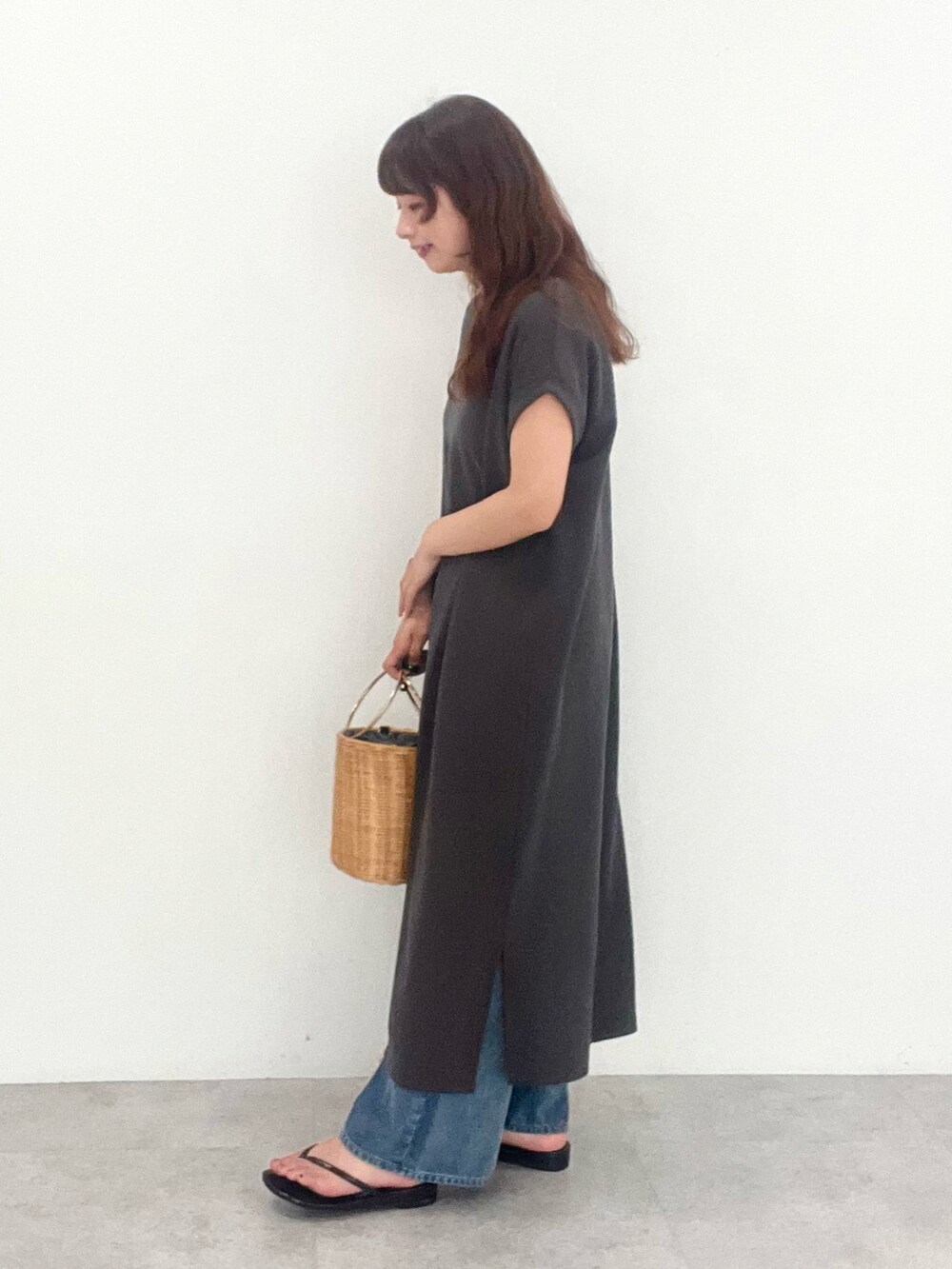 ブルー系のデニムパンツを着用したレディースの夏コーディネートの2枚目の写真