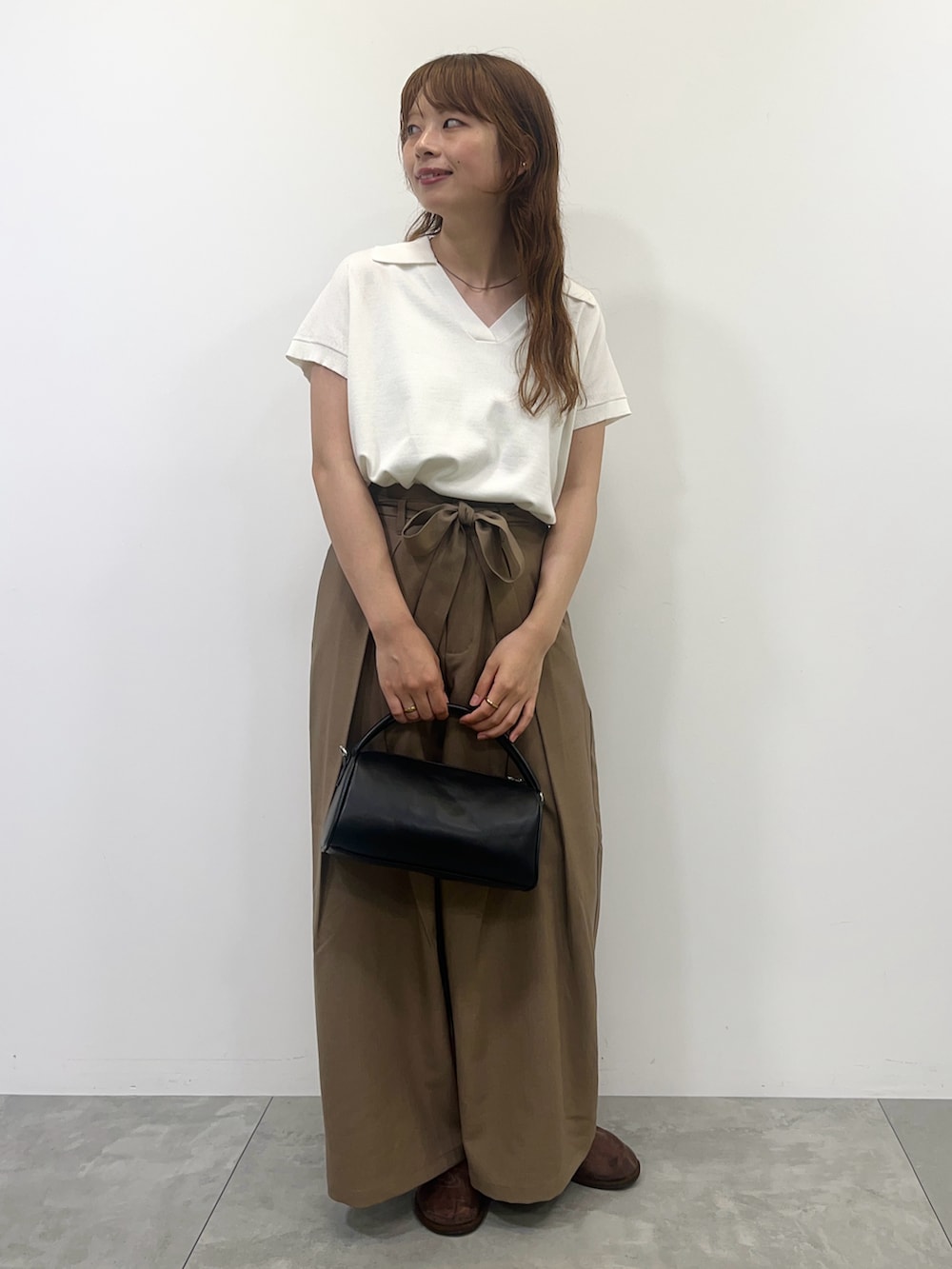 ホワイト系のニット/セーター、ブラウン系のその他パンツ、ブラウン系のその他シューズを着用したレディースの夏コーディネートの2枚目の写真
