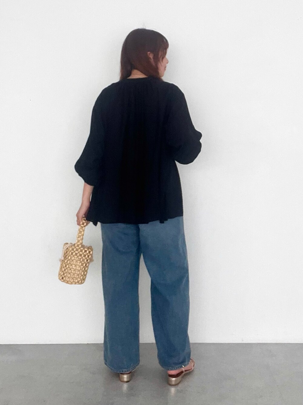 ブルー系のデニムパンツ、ブラック系のシャツ/ブラウスを着用したレディースの秋コーディネートの4枚目の写真