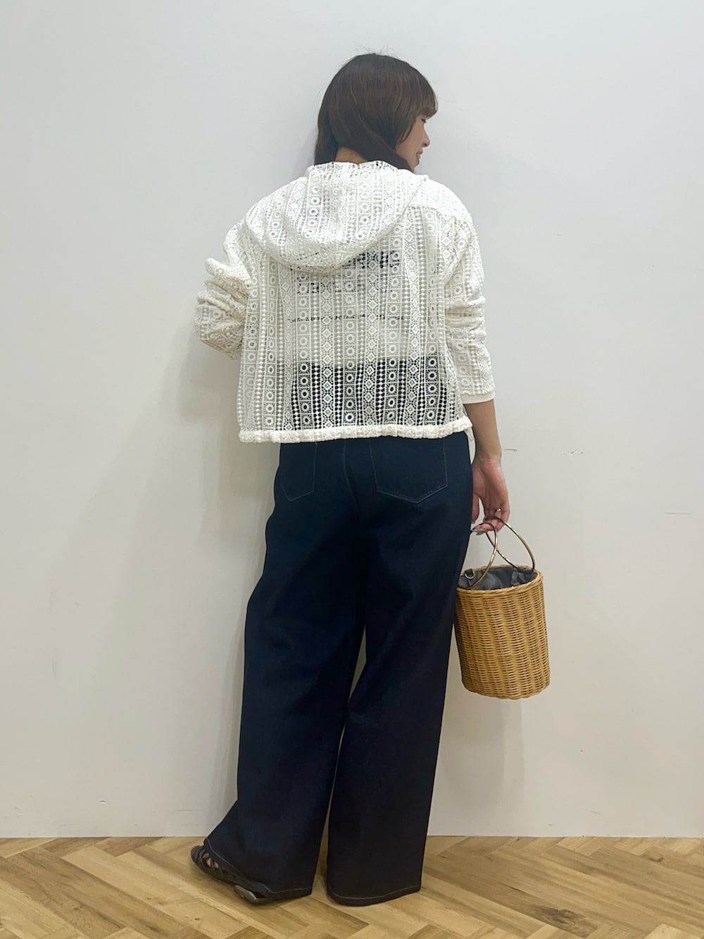 ホワイト系のシャツ/ブラウス、ブルー系のデニムパンツ、ホワイト系のTシャツ/カットソーを着用したレディースの冬コーディネートの3枚目の写真