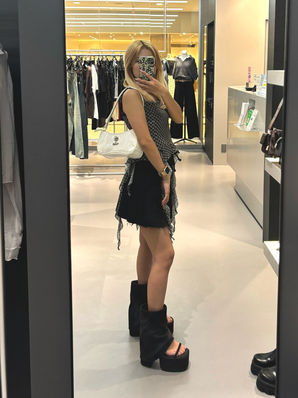 その他のTシャツ/カットソー、ブラック系のスカート、ホワイト系のショルダーバッグを着用したレディースの春コーディネートの2枚目の写真