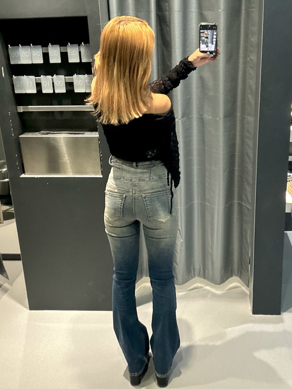 ブラック系のTシャツ/カットソー、ブルー系のデニムパンツ、ブラック系のサンダルを着用したレディースの春コーディネートの3枚目の写真