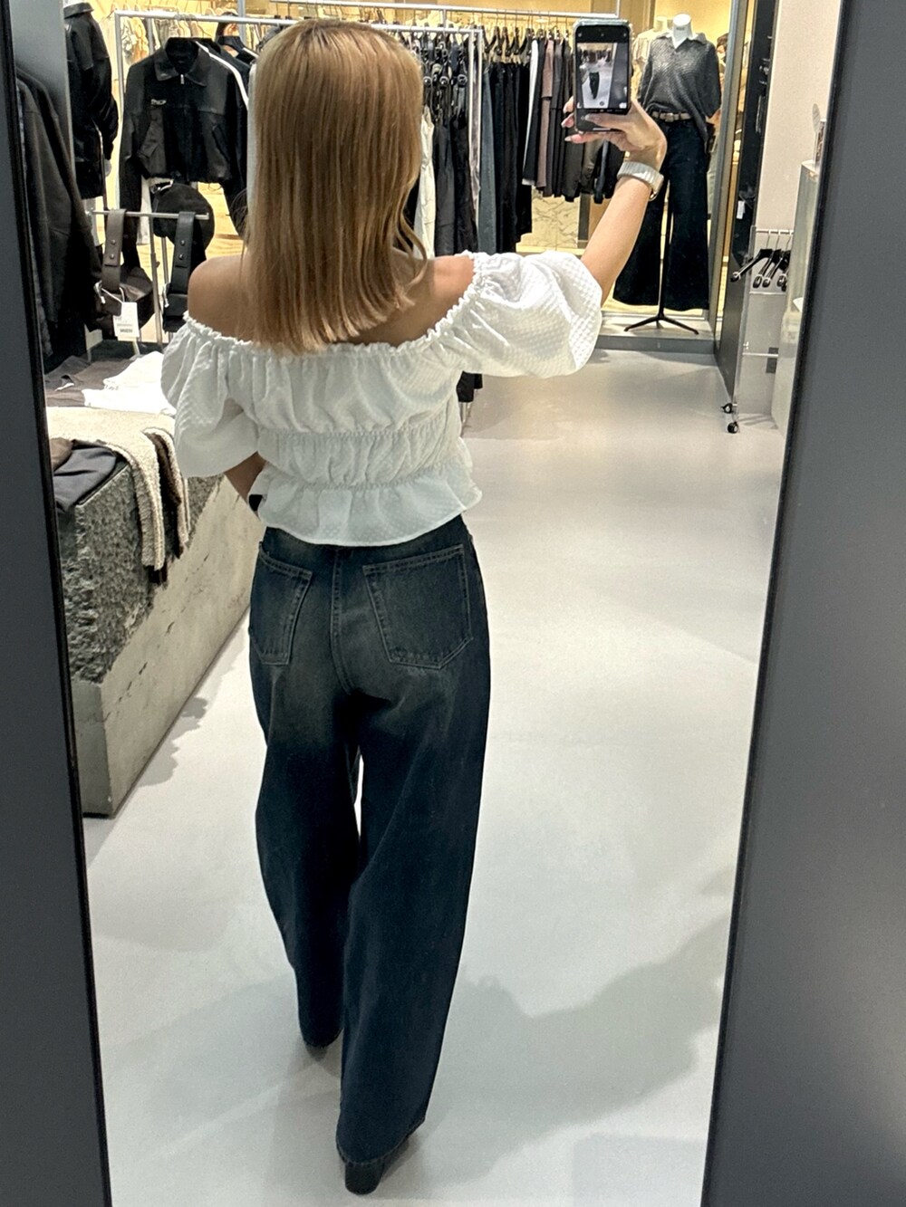 ホワイト系のTシャツ/カットソー、ブルー系のデニムパンツ、ブラック系のサンダルを着用したレディースの春コーディネートの3枚目の写真