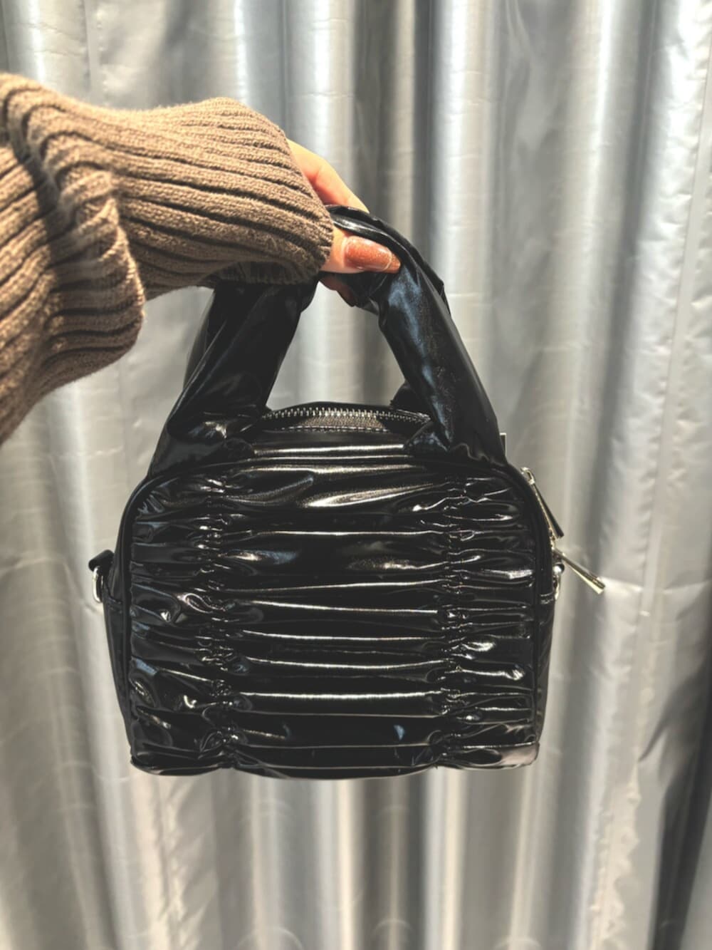 ブラック系のブーツ、グリーン系のニット/セーター、グリーン系のワンピースを着用したレディースの冬コーディネートの5枚目の写真