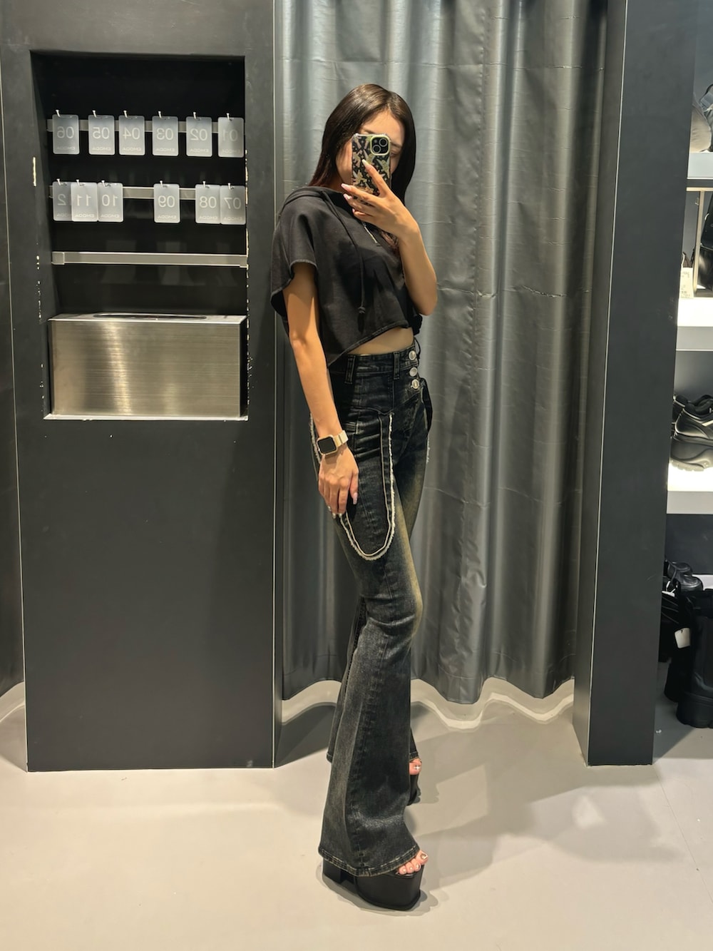 ブラック系のTシャツ/カットソー、ブルー系のデニムパンツ、ブラック系のサンダルを着用したレディースの夏コーディネートの2枚目の写真