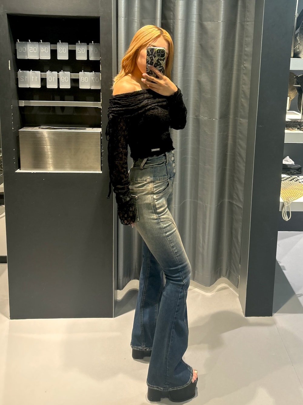 ブラック系のTシャツ/カットソー、ブルー系のデニムパンツ、ブラック系のサンダルを着用したレディースの春コーディネートの2枚目の写真