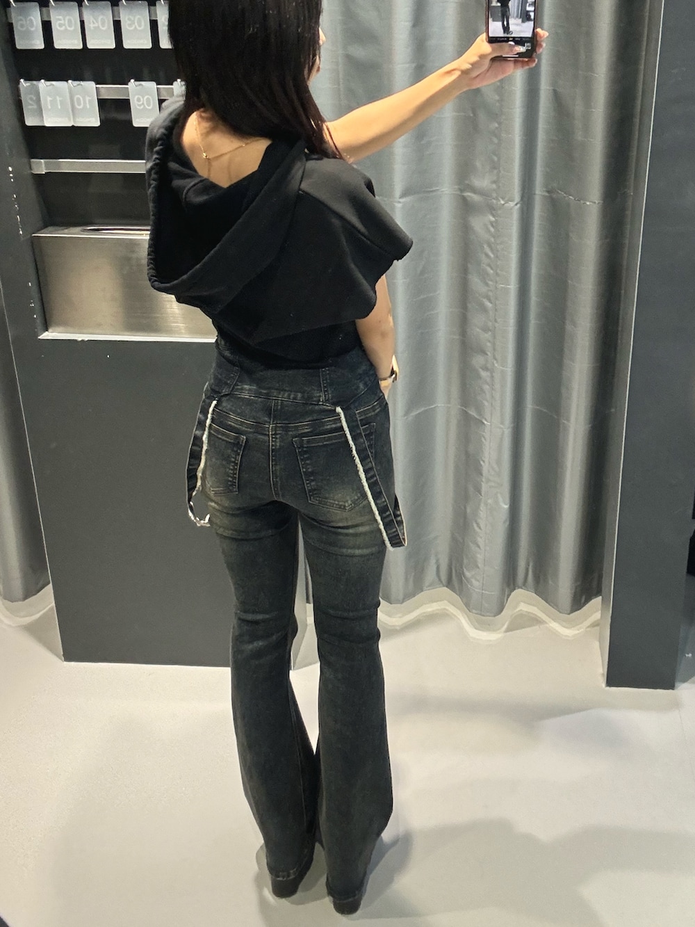 ブラック系のTシャツ/カットソー、ブルー系のデニムパンツ、ブラック系のサンダルを着用したレディースの夏コーディネートの3枚目の写真