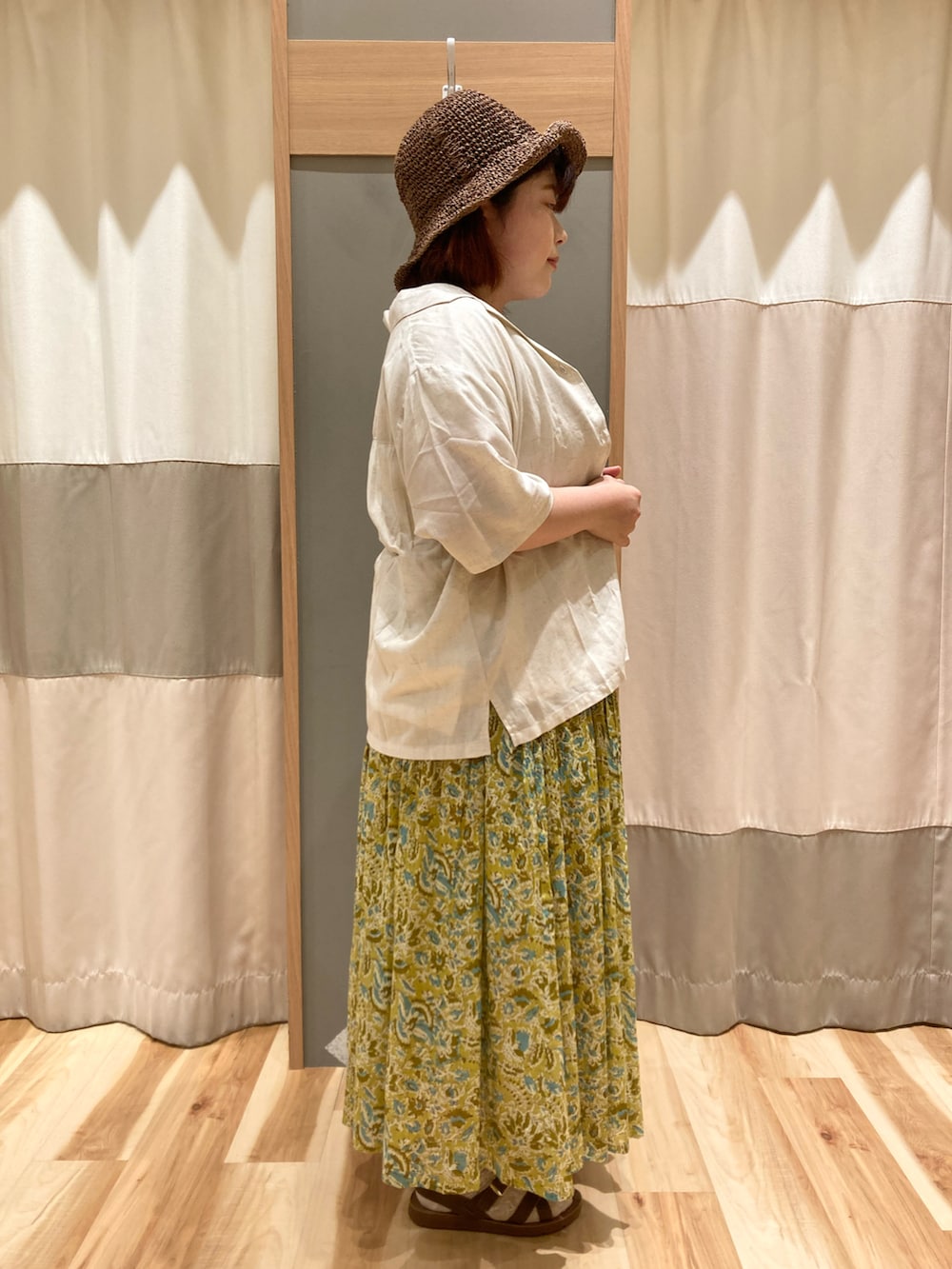 ホワイト系のTシャツ/カットソー、イエロー系のスカート、ホワイト系のシャツ/ブラウスを着用したレディースの夏コーディネートの2枚目の写真