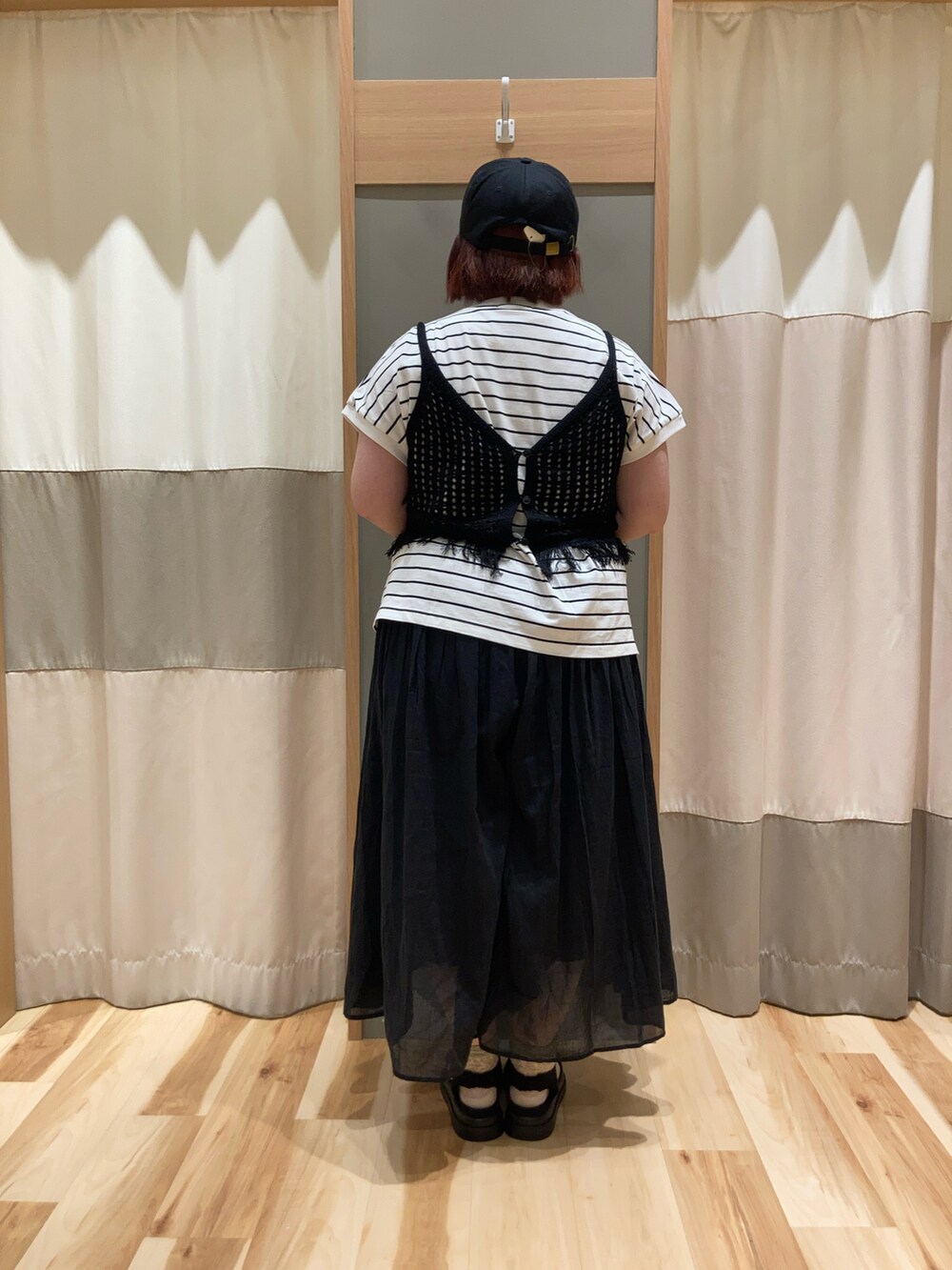 ブラック系のTシャツ/カットソー、ブラック系のその他パンツ、ブラック系のハンドバッグを着用したレディースの春コーディネートの2枚目の写真