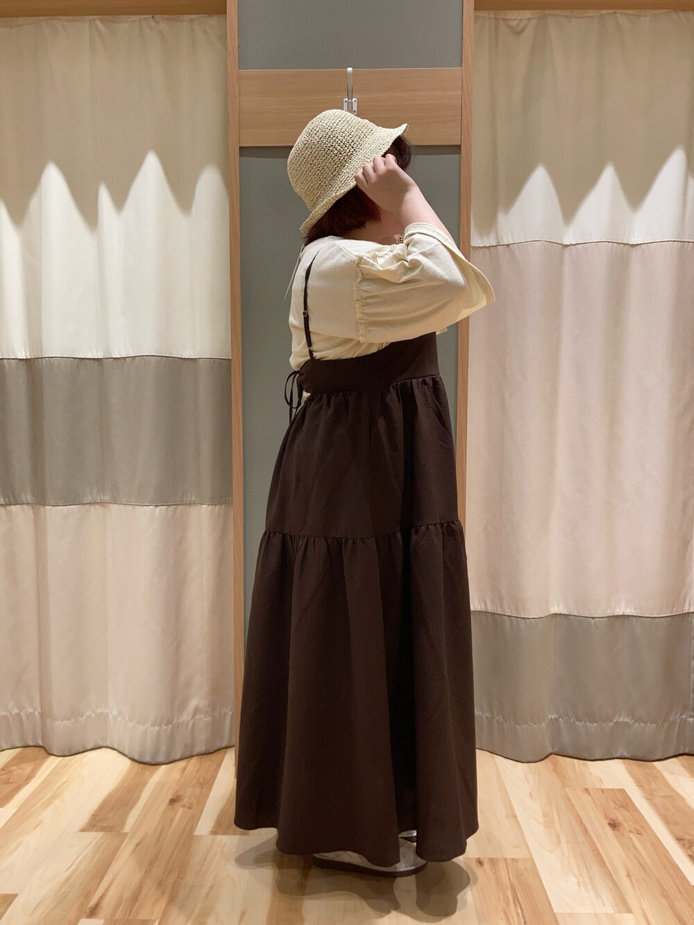 ベージュ系のTシャツ/カットソー、ブラウン系のワンピース、ホワイト系のドレスシューズを着用したレディースの夏コーディネートの2枚目の写真