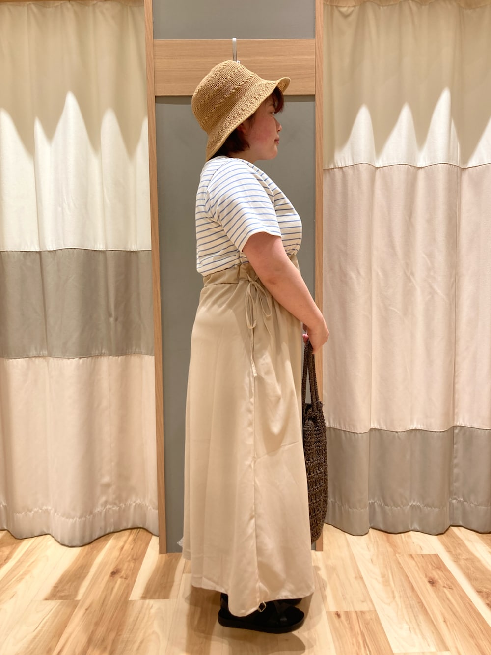 「大人女子、夏、ゆるコーデ、ドッキングワンピ、ラクチンコーデ、オトナ女子、オトナカジュアル、初夏コーデ、ボーダーワンピース、異素材、ペーパーバッグ、ドロスト、サンダル、カジュアルコーデ、大人ファッション」|「Samansa Mos2 blueの編み立て柄ハット(ハット、ベージュ系)」を使った、のんさん(レディース・152cm)の春コーディネートの2枚目の写真