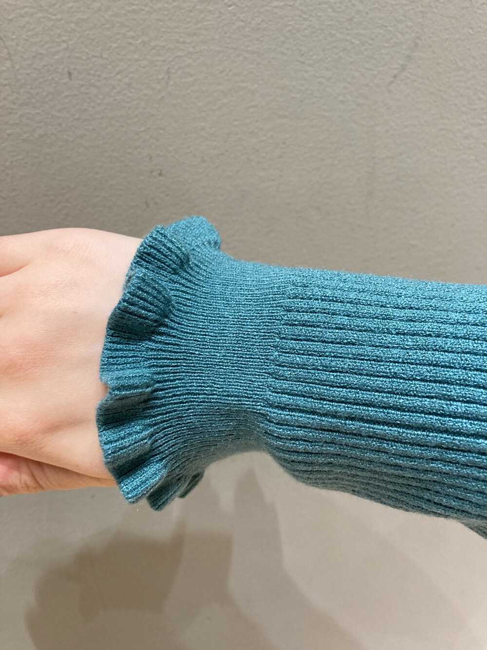 「お出かけコーデ、オトナ女子、Pコート、フリル襟、冬、低身長コーデ、カラーコーデ、ニットコーデ、ケーブルニット、田中里奈コラボ、カジュアルガーリー、ゆるコーデ、リブニット、ティアードスカート、ニットベスト」｜「Samansa Mos2 blueのスクエアトゥストラップシューズ（ドレスシューズ、シルバー系）」を使った、のんさん（レディース・152cm）の冬コーディネートの3枚目の写真