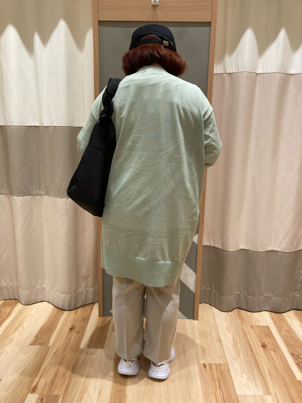 ブラック系のハンドバッグ、ホワイト系のTシャツ/カットソー、ホワイト系のその他パンツを着用したレディースの春コーディネートの2枚目の写真