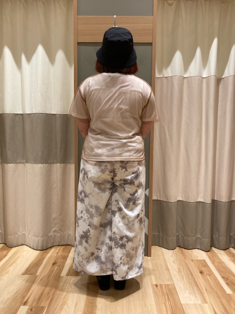 「チュールトップス、夏、楽チンコーデ、低身長女子、夏だ！Tシャツ着よう！、カラーコーデ、パンツスタイル、ロゴTシャツ、タイダイ柄、おでかけコーデ、２ＷＡＹ、ガウチョパンツ、トレンドコーデ、トレンド、チュール」｜「Samansa Mos2 blueのストラップ付バケットハット（ハット、ブラック系）」を使った、のんさん（レディース・152cm）の夏コーディネートの3枚目の写真