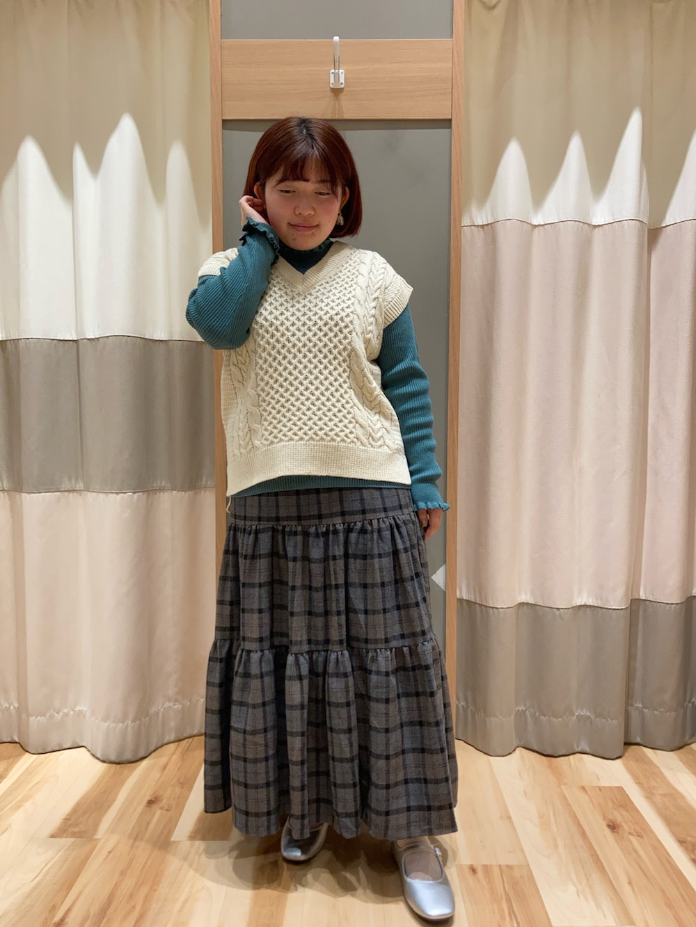 「お出かけコーデ、オトナ女子、Pコート、フリル襟、冬、低身長コーデ、カラーコーデ、ニットコーデ、ケーブルニット、田中里奈コラボ、カジュアルガーリー、ゆるコーデ、リブニット、ティアードスカート、ニットベスト」｜「Samansa Mos2 blueのスクエアトゥストラップシューズ（ドレスシューズ、シルバー系）」を使った、のんさん（レディース・152cm）の冬コーディネートの2枚目の写真
