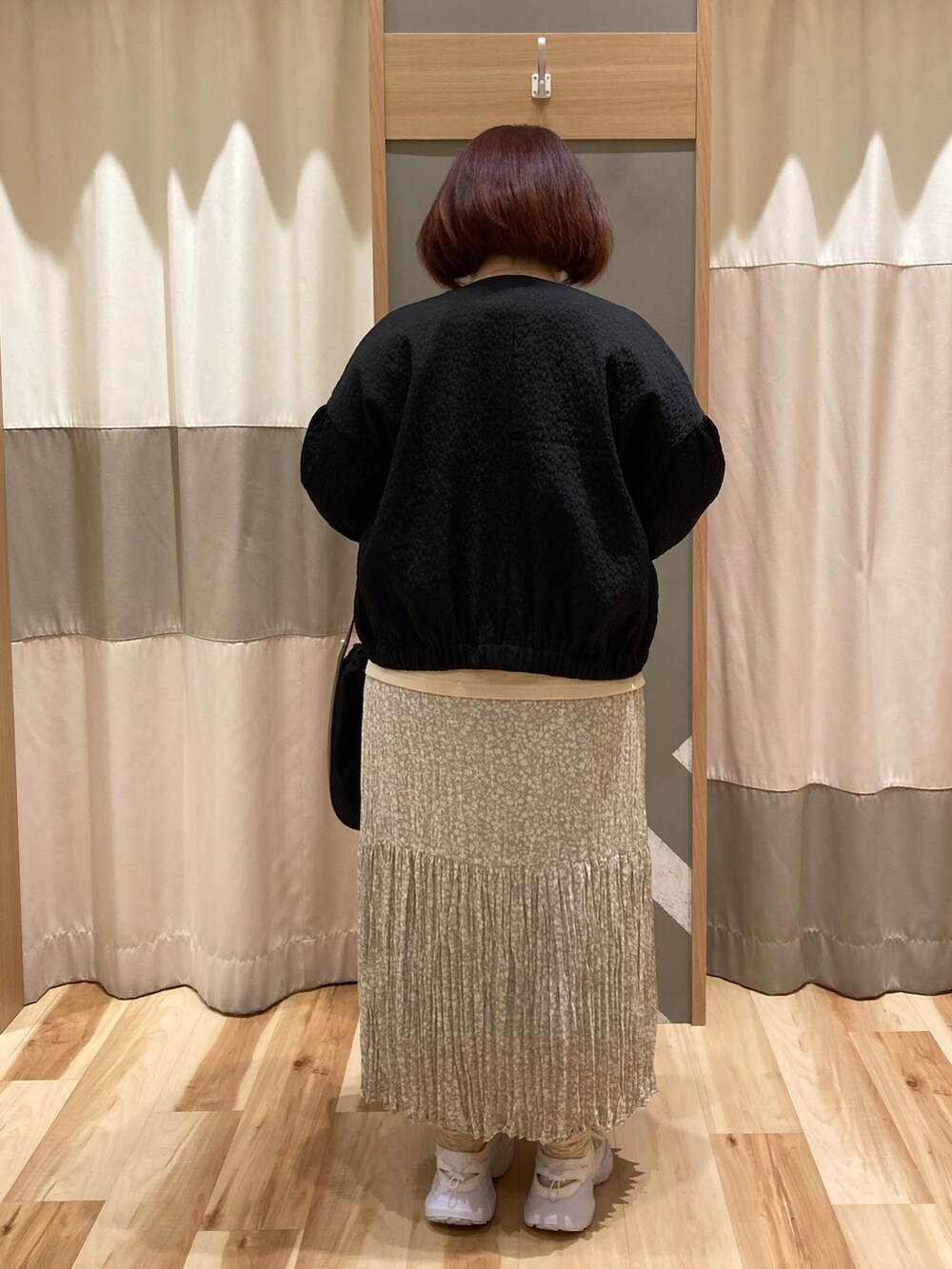 イエロー系のTシャツ/カットソー、ブラック系のブルゾン、ブラック系のハンドバッグを着用したレディースの春コーディネートの2枚目の写真