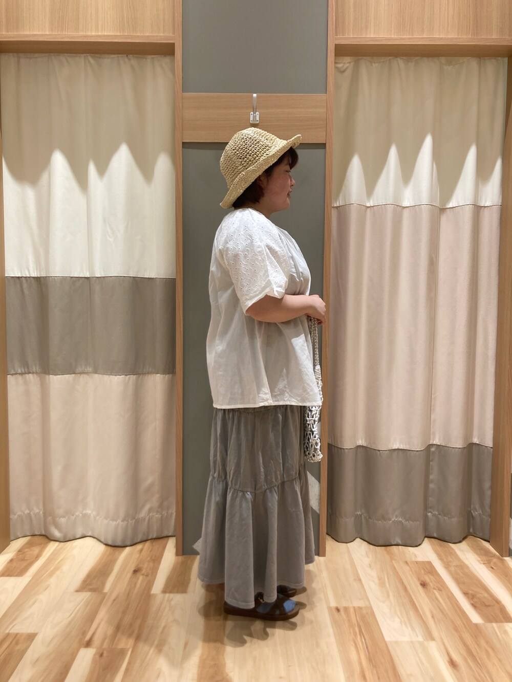 「低身長コーデ、大人カジュアル、モノトーンコーデ、夏、ワンピーススタイル、レイヤードスタイル、夏ファッション、フレンチスリーブ、オトナ女子、ティアード、袖ボリューム、前開きブラウス、インド綿、ラフコーデ」|「Samansa Mos2 blueのライン編みペーパーハット(ハット、ホワイト系)」を使った、のんさん(レディース・152cm)の春コーディネートの2枚目の写真
