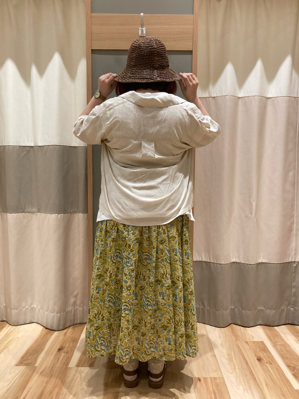 ホワイト系のTシャツ/カットソー、イエロー系のスカート、ホワイト系のシャツ/ブラウスを着用したレディースの夏コーディネートの3枚目の写真