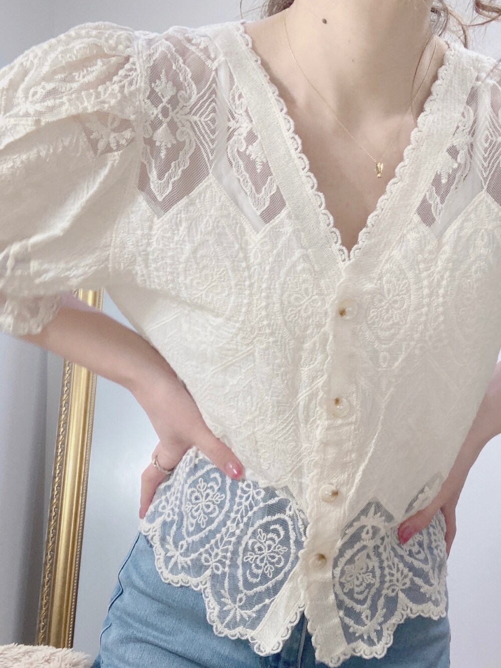 ホワイト系のカーディガン/ボレロ、ブルー系のデニムパンツを着用したレディースの春コーディネートの3枚目の写真