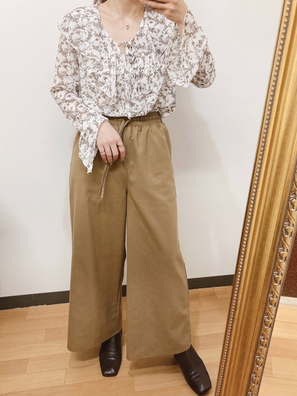 ホワイト系のシャツ/ブラウス、ベージュ系のその他パンツを着用したレディースの春コーディネートの2枚目の写真