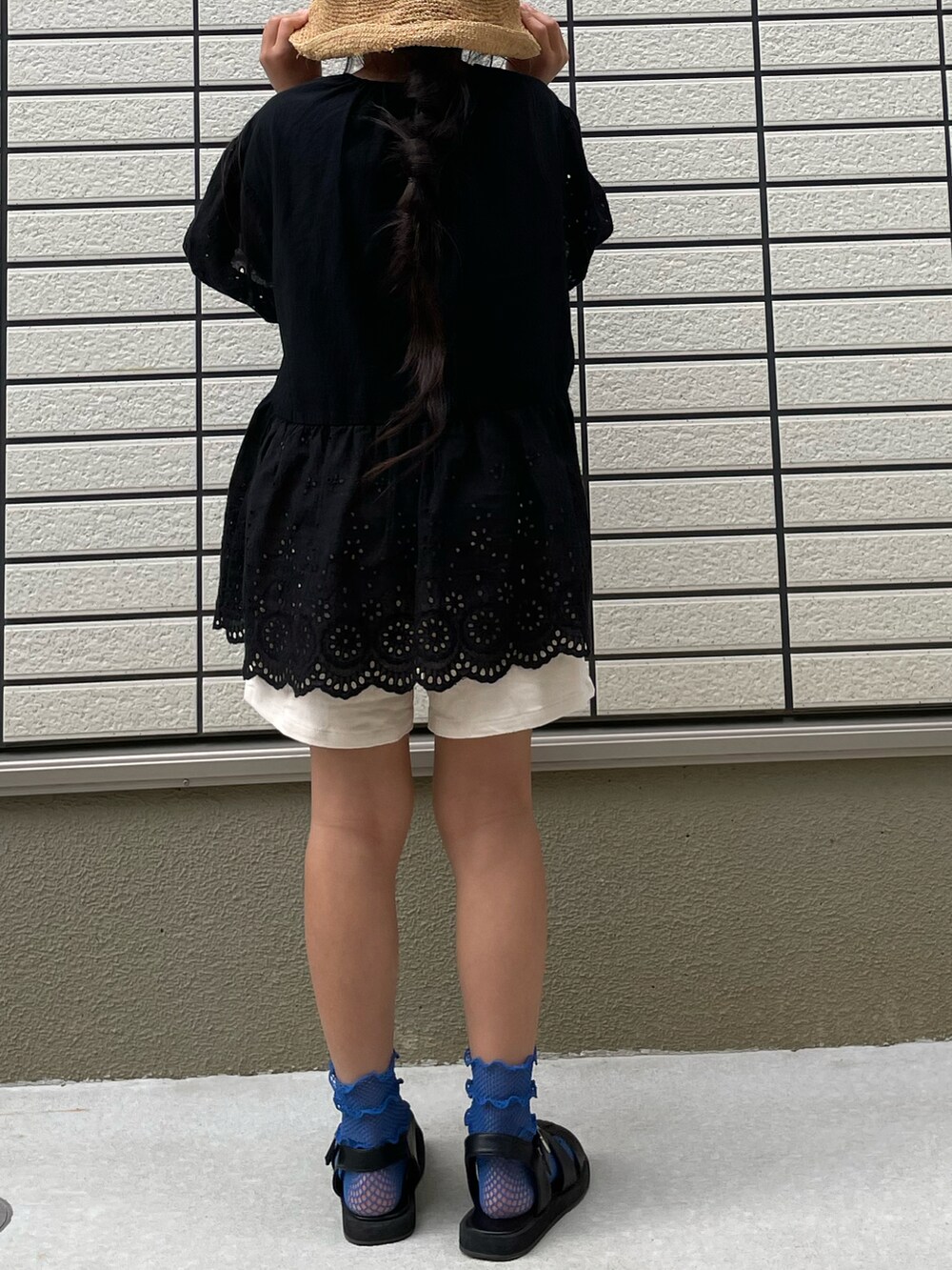 ホワイト系のその他パンツ、ブラック系のシャツ/ブラウス、ブラック系のサンダルを着用したキッズの夏コーディネートの3枚目の写真