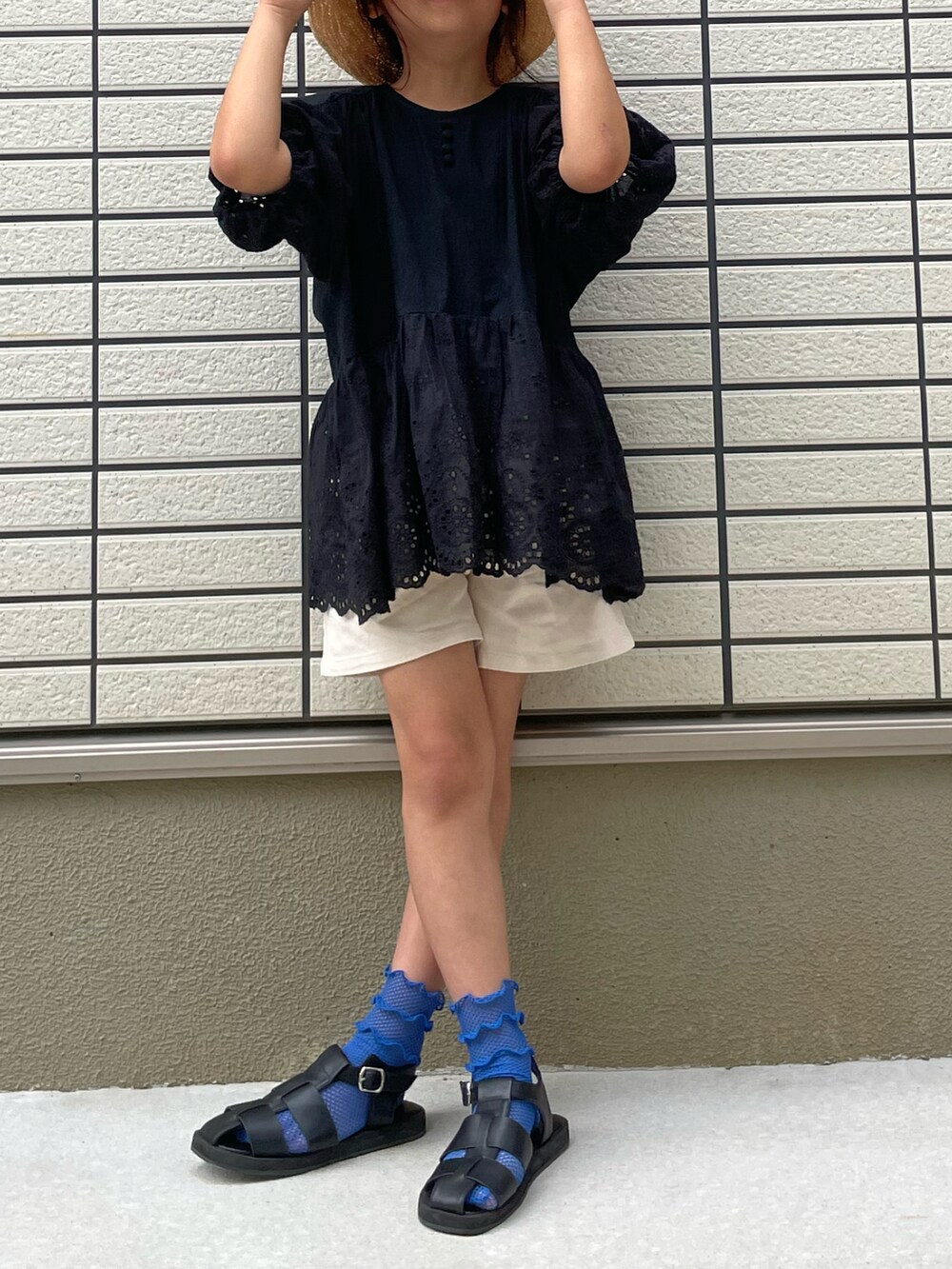 ホワイト系のその他パンツ、ブラック系のシャツ/ブラウス、ブラック系のサンダルを着用したキッズの夏コーディネートの2枚目の写真