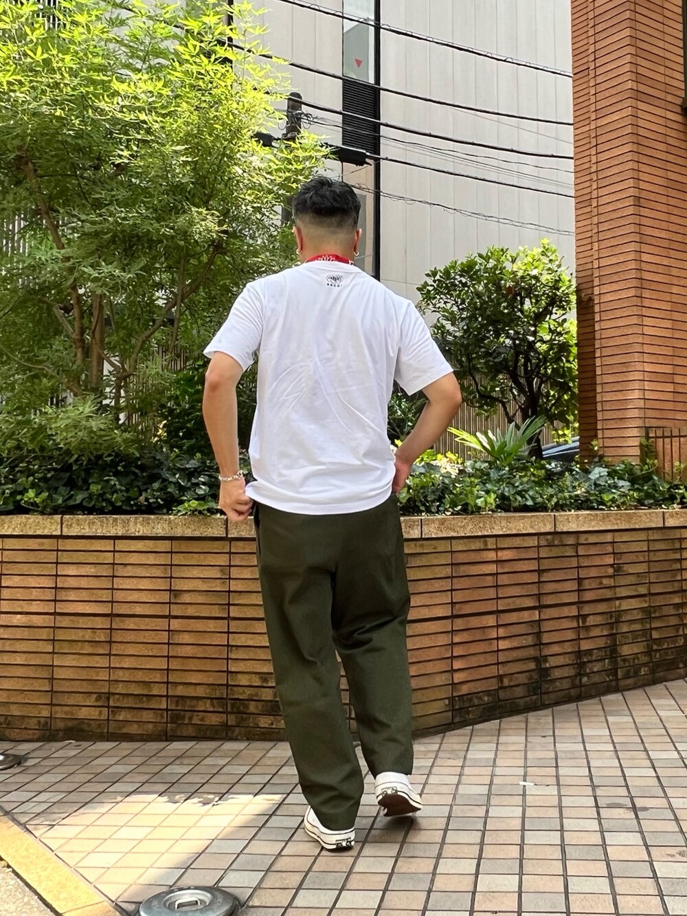 グリーン系のその他パンツ、ホワイト系のスニーカー、ホワイト系のTシャツ/カットソーを着用したメンズの夏コーディネートの2枚目の写真