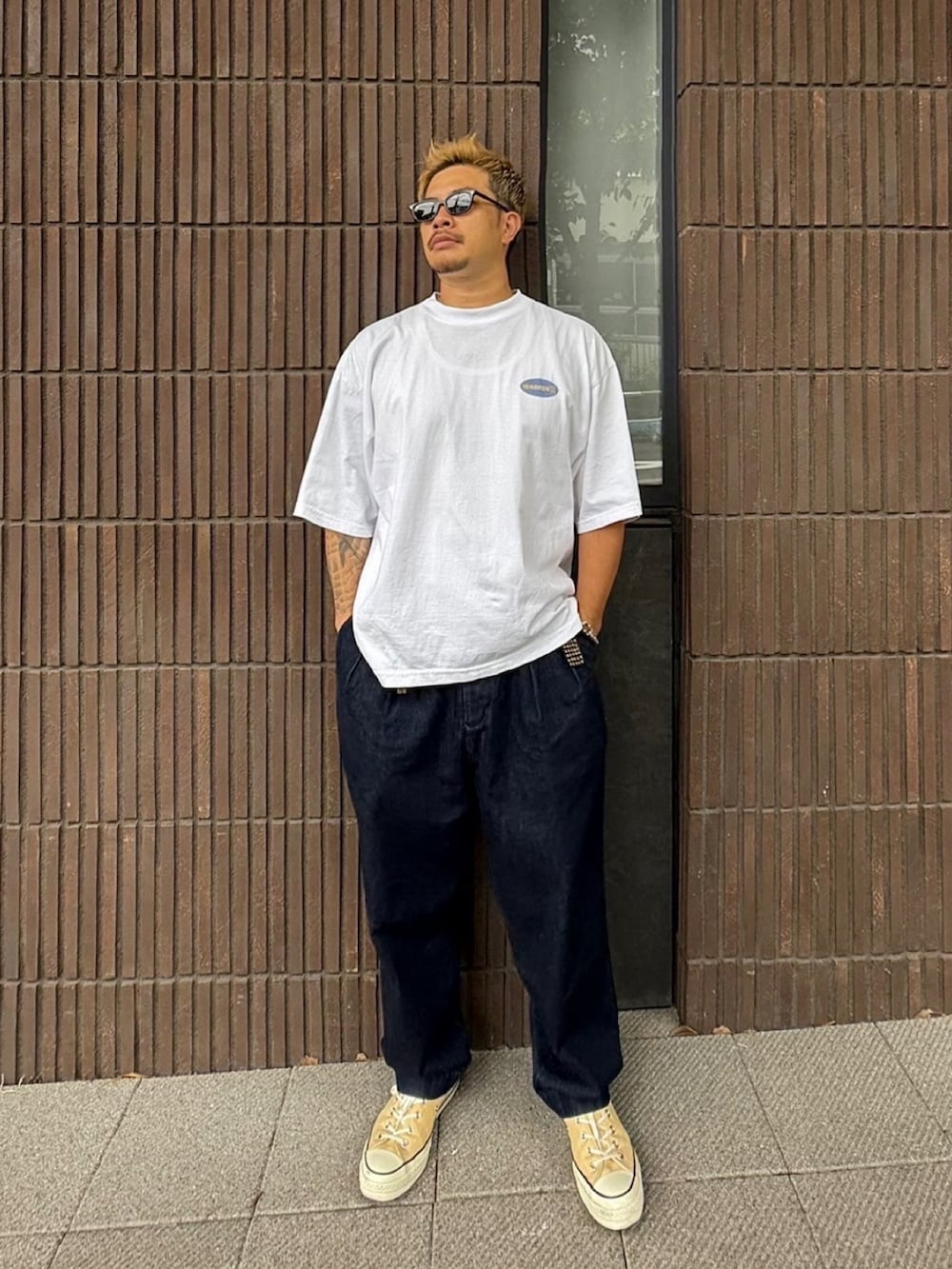 ホワイト系のTシャツ/カットソー、ブルー系のデニムパンツ、イエロー系のスニーカーを着用したメンズの秋コーディネートの2枚目の写真