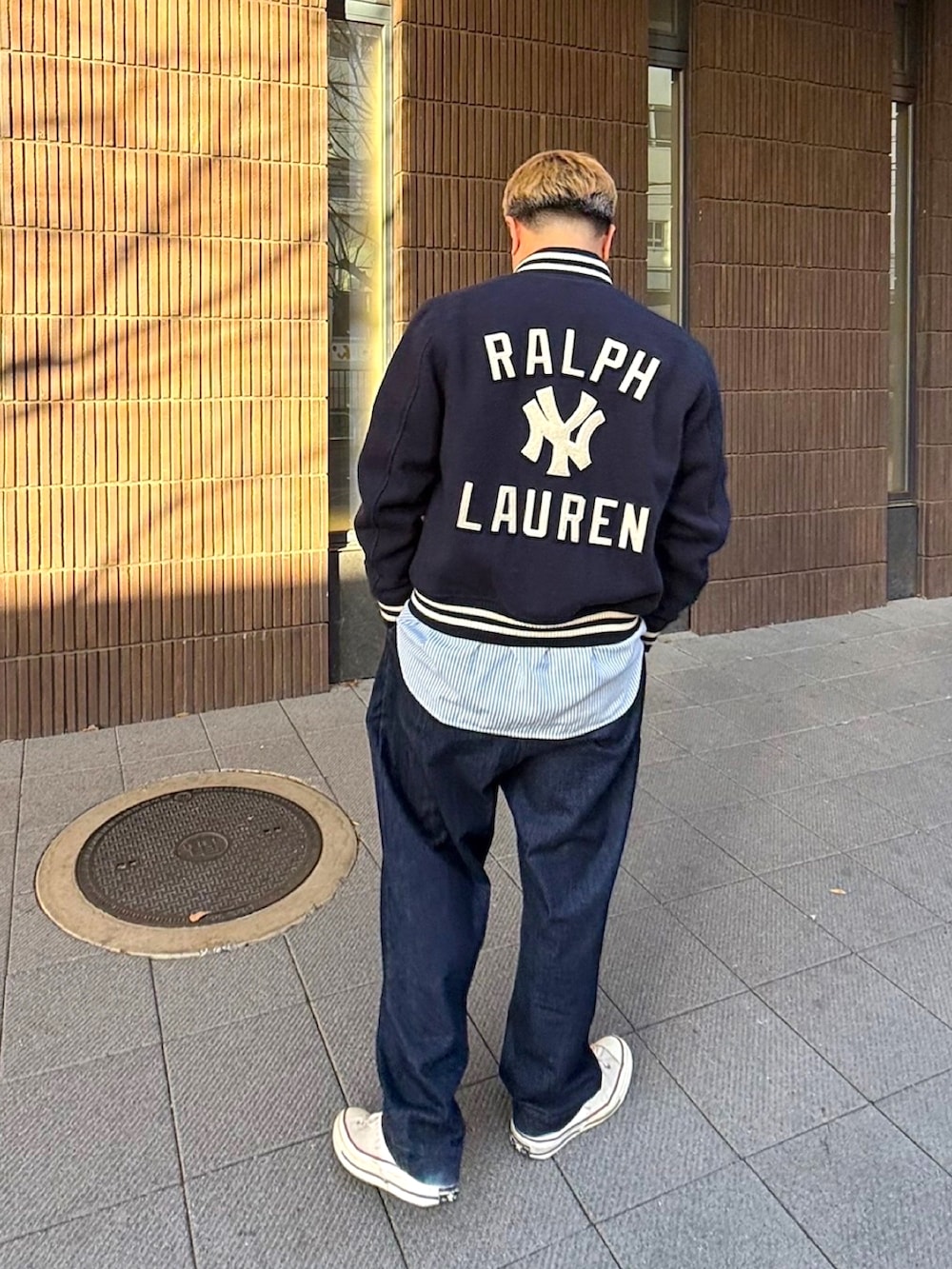 ブルー系のデニムパンツ、ブルー系のシャツ/ブラウス、ホワイト系のスニーカーを着用したメンズの冬コーディネートの2枚目の写真