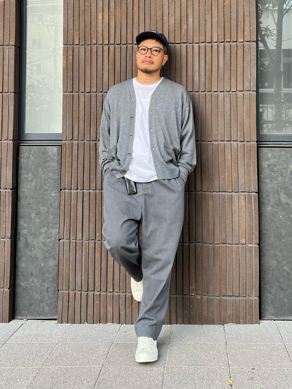 ホワイト系のTシャツ/カットソー、グレー系のカーディガン/ボレロ、グレー系のその他パンツを着用したメンズの秋コーディネートの2枚目の写真