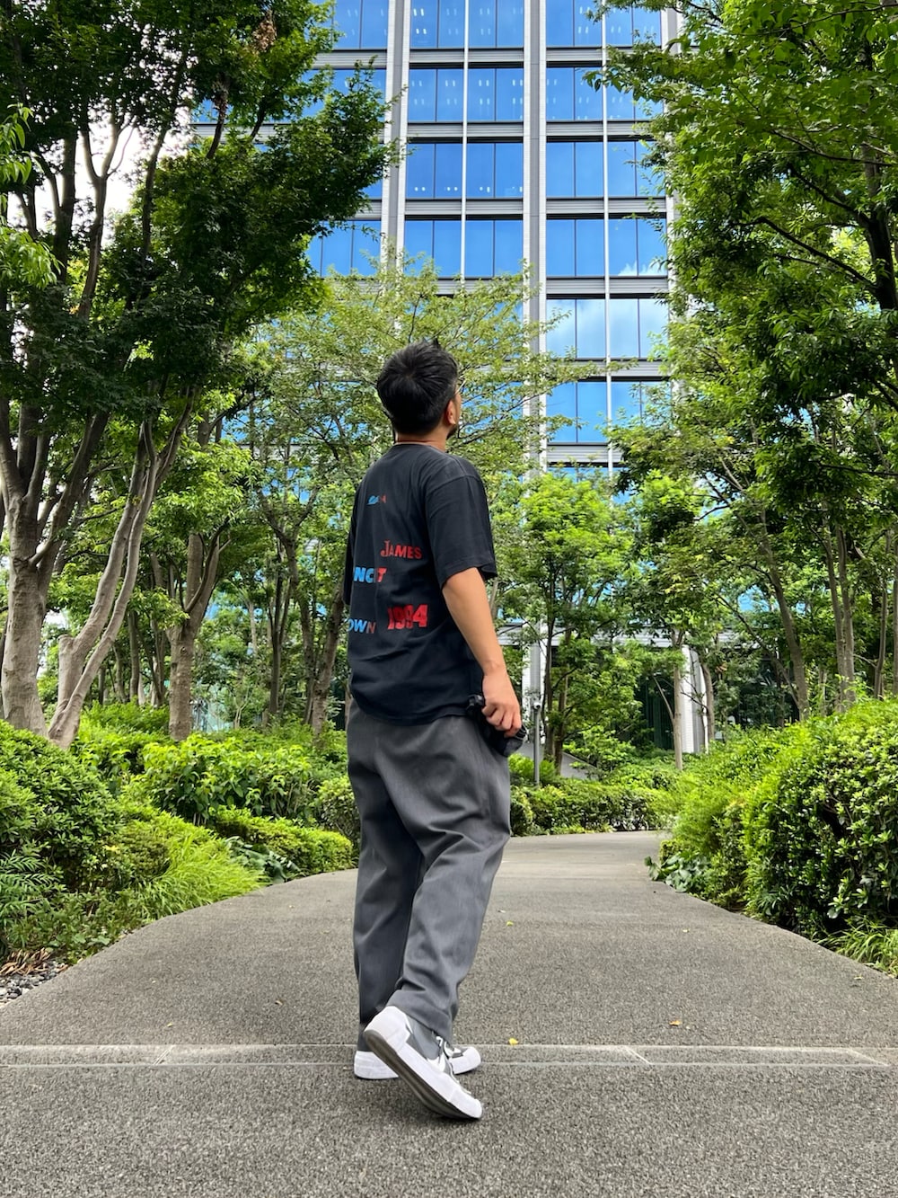 グレー系のその他パンツ、グレー系のスニーカー、ブラック系のTシャツ/カットソーを着用したメンズの夏コーディネートの2枚目の写真