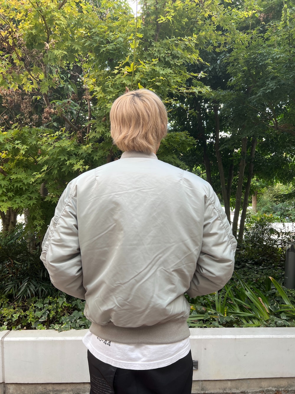 グレー系のMA-1、ブラック系のその他パンツを着用したメンズの秋コーディネートの3枚目の写真