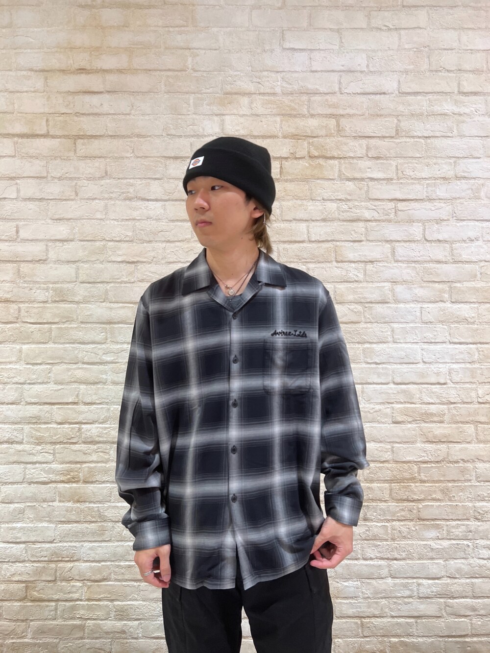 その他のナイロンジャケット、ブラック系のシャツ/ブラウス、ブラック系のカーゴパンツを着用したメンズの冬コーディネートの4枚目の写真