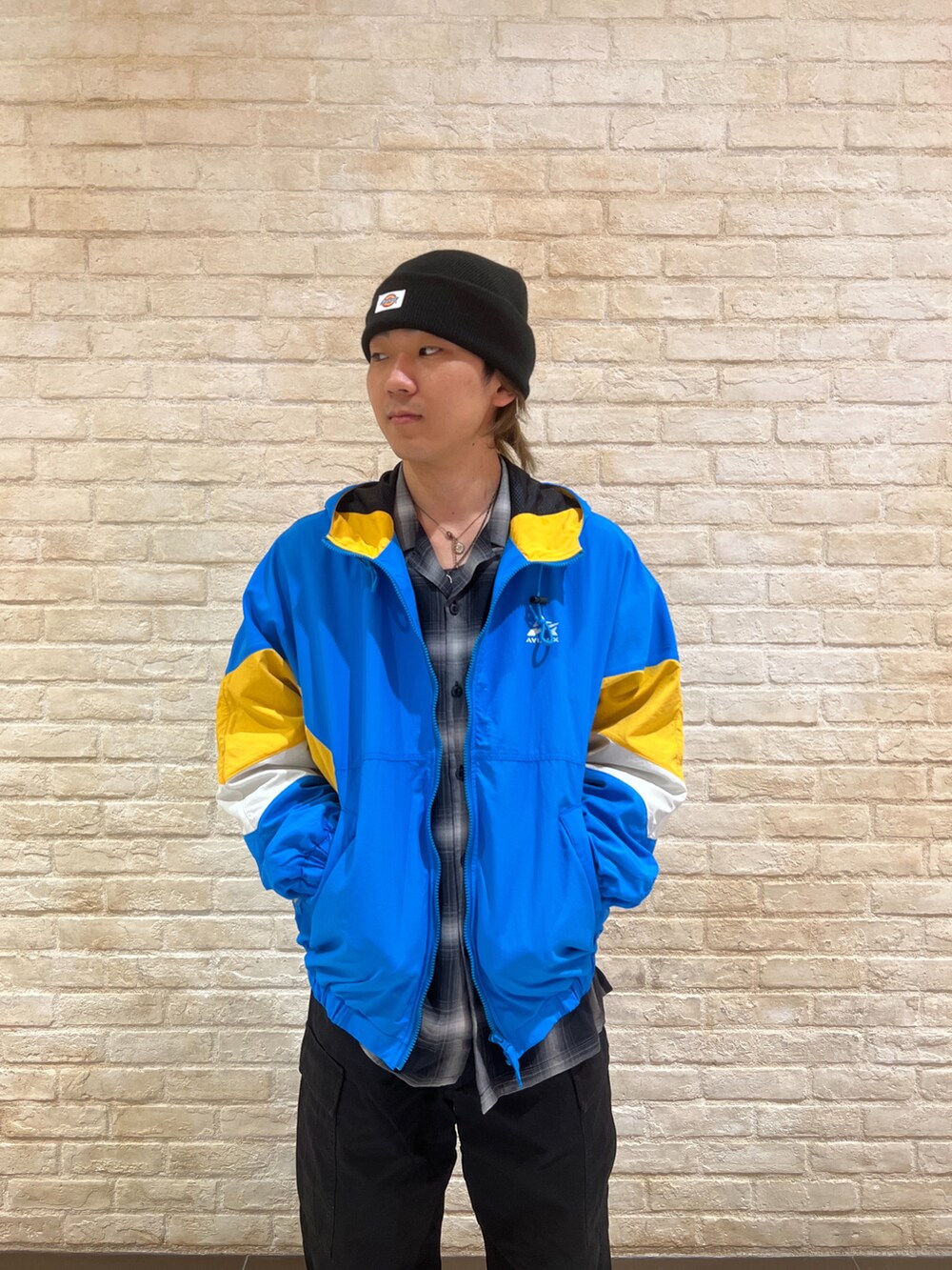 その他のナイロンジャケット、ブラック系のシャツ/ブラウス、ブラック系のカーゴパンツを着用したメンズの冬コーディネートの2枚目の写真