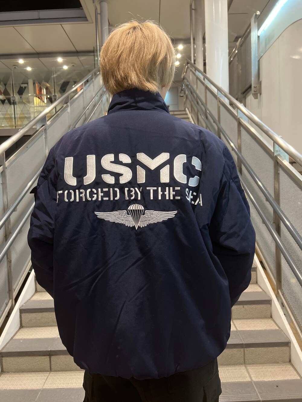 ブルー系のブルゾン、ブラック系のカーゴパンツを着用したメンズの秋コーディネートの3枚目の写真